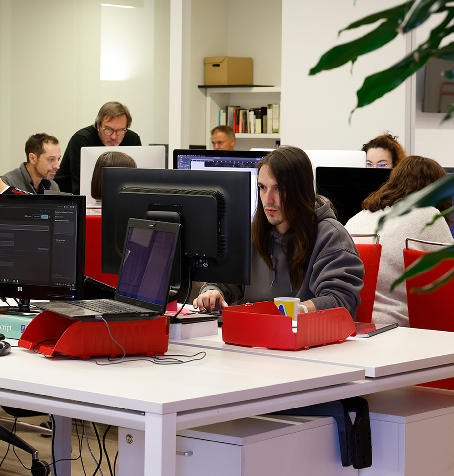 Equipo de diseño y desarrollo trabajando en la oficina de Brandcode